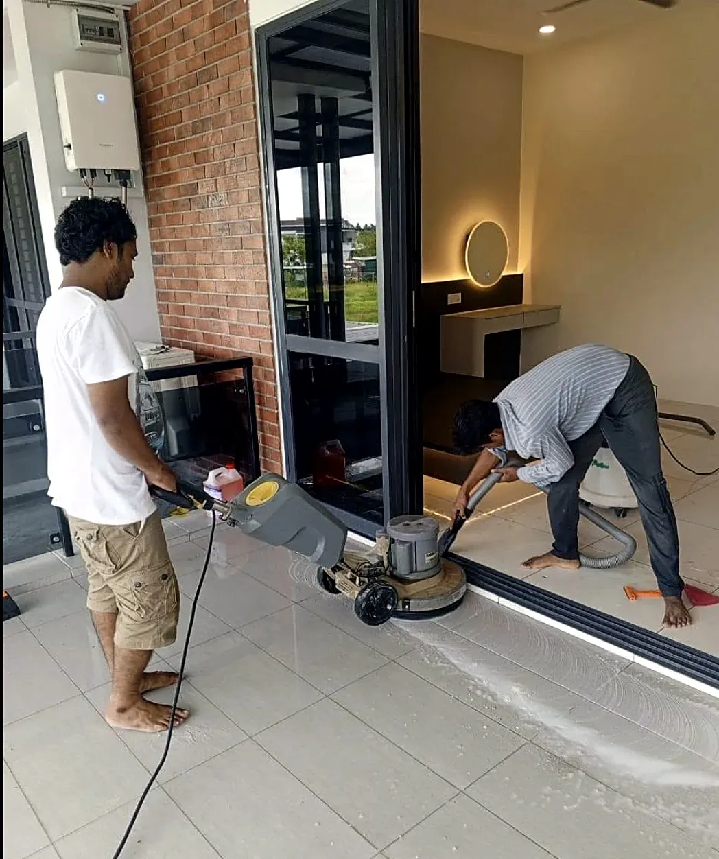 Machine floor scrubbing